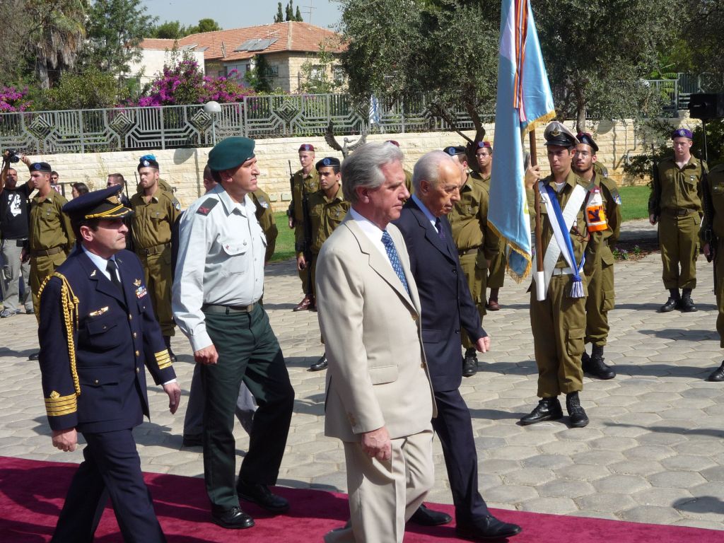 DMoreirauy's tweet photo. Yo no entiendo porque las criticas de muchos frenteamplistas contra los legisladores de la Coalición Republicana por ir a Israel, si sus políticos también fueron a ese país años atrás.

Solo hay que hacer memoria, que eso me encanta.

1) Yamandú Orsi, poco antes de ser electo presidente de la República, en setiembre del 2023.

2) Carolina Cosse, como ministra de Industria.

3) Tabaré Vázquez en el 2008 como presidente, y también en otras oportunidades.

4) Danilo Astori acompañando a Vázquez como vicepresidente y también por separado como ministro de Economía.