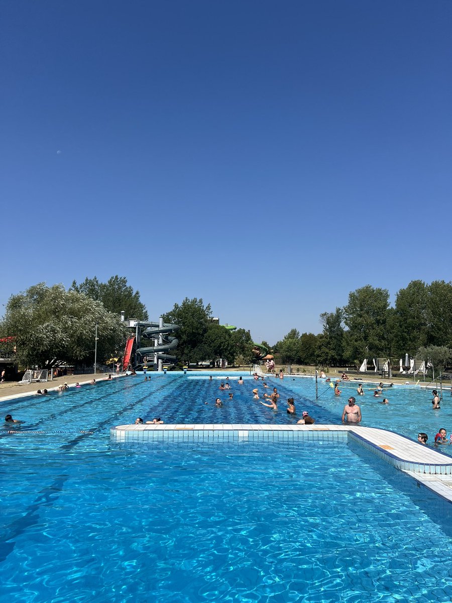 EvertjanvR's tweet photo. Summer, 39 °C 🌊☀️😎🇭🇺
#Pápa #Várkertfürdő #Hungary #Summer #HotHotHot https://t.co/tg7yuEjD6X