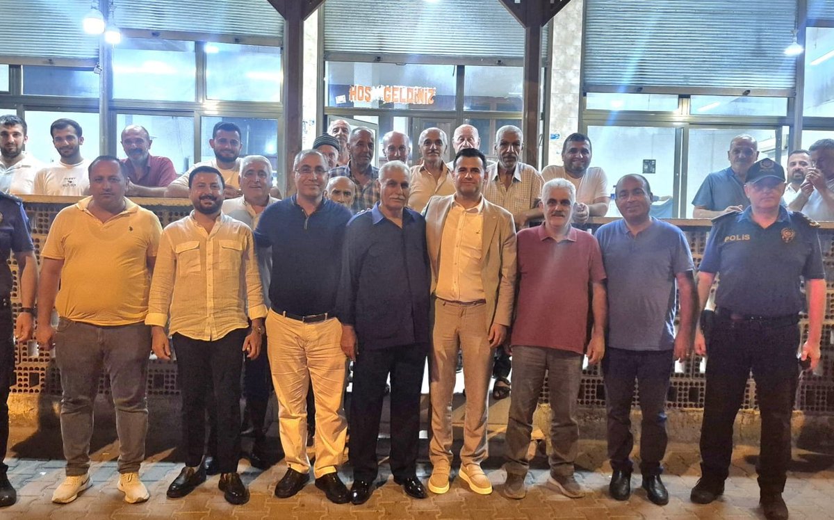 akdenizbld's tweet photo. Başkan Vekili Beşikci, Gündoğdu Mahallesi'nde Vatandaşlarla Buluştu

Akdeniz Kaymakamı ve Belediye Başkan Vekili Murat Beşikci, saha gezileri kapsamında Gündoğdu Mahallesi’ni ziyaret ederek mahalle sakinleri ve esnafla bir araya geldi.

Ziyaretine mahalle esnafına hayırlı işler dileyerek başlayan Beşikci, sokakta karşılaştığı vatandaşlarla da yakından ilgilendi. Esnafın ve mahalle halkının talep ile önerilerini yerinde dinleyen Beşikci, daha sonra mahalle kahvehanesinde düzenlenen toplantıya katıldı.

Kahvehanede vatandaşlarla çay içip sohbet eden Akdeniz Belediye Başkan Vekili Murat Beşikci, bölgede yürütülen ve planlanan hizmetlere dair bilgi vererek iletilen sorunların çözümü için ilgili birimlere gerekli talimatları verdi. Yerinden yönetim anlayışıyla hareket ettiklerini vurgulayan Beşikci, mahallelerin ihtiyaçlarını doğrudan vatandaşlardan dinlemeye devam edeceklerini belirtti.