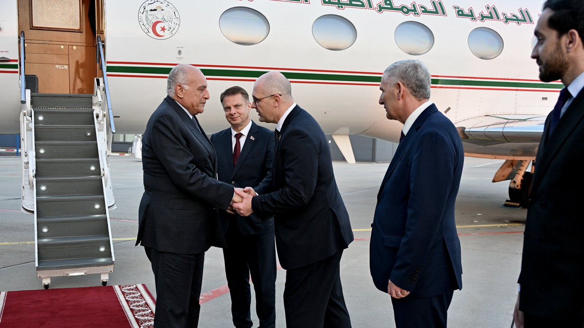 Algeria_MFA's tweet photo. بتكليف من رئيس الجمهورية، السيد @TebbouneAmadjid حلّ وزير الدولة، وزير الشؤون الخارجية والجالية الوطنية بالخارج والشؤون الإفريقية، السيّد @AhmedAttaf_Dz ، مساء اليوم، بمدينة مينسك عاصمة جمهورية بيلاروسيا الصديقة في زيارة رسمية. https://t.co/krZyJ3nZFU