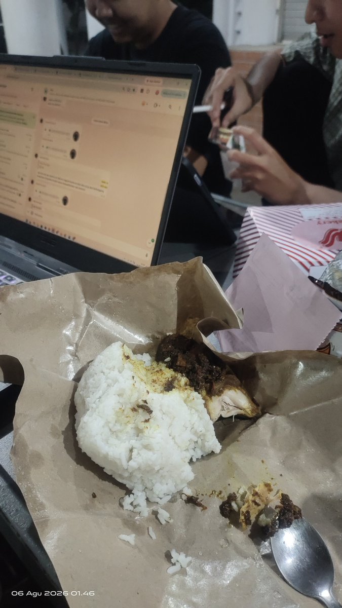 athy_afk's tweet photo. bli makan malam dri jam 7 tpi baru bisa makan skrng, thanks to d'keprek yg masi enak after 6 jam https://t.co/uXVMBpxsn4