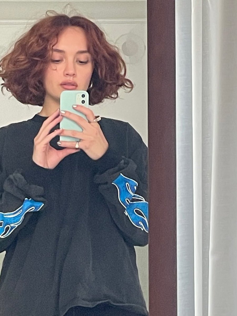 thinkercooke's tweet photo. olivia cooke's mirror selfies https://t.co/yF64RU3G3e