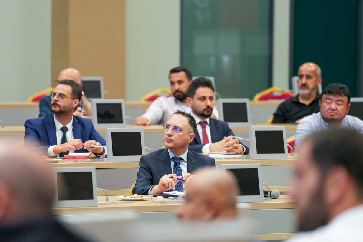 Gocidaresi's tweet photo. İstanbul Valiliği koordinasyonunda, İstanbul Valisi Sayın Davut Gül başkanlığında, 40 sivil toplum kuruluşunun katılımıyla “Sivil Toplum Kuruluşları Bilgilendirme Toplantısı” gerçekleştirildi.

Toplantıya, Göç İdaresi Başkanımız Sayın Muhammet Selami Yazıcı ile Uyum ve İletişim Genel Müdürümüz Sayın Ahmet Dalkıran da katıldı.

Program, İstanbul İl Göç İdaresi Müdürü Sayın Hüseyin Kemal İlday’ın güncel uygulamalara ilişkin sunumuyla başladı.

Toplantıda; göç yönetimi, gönüllü geri dönüş süreçleri, uluslararası koruma, uluslararası öğrenciler, ikamet işlemleri ve yabancılara sunulan hizmetler başta olmak üzere çeşitli konular ele alındı. Ayrıca, Başkanlığımız ile sivil toplum kuruluşları arasındaki iş birliğinin geliştirilmesine yönelik değerlendirmelerde bulunularak mevcut ihtiyaçlar ve öneriler istişare edildi.

@TC_icisleri
@TC_istanbul
@mselamiyazici