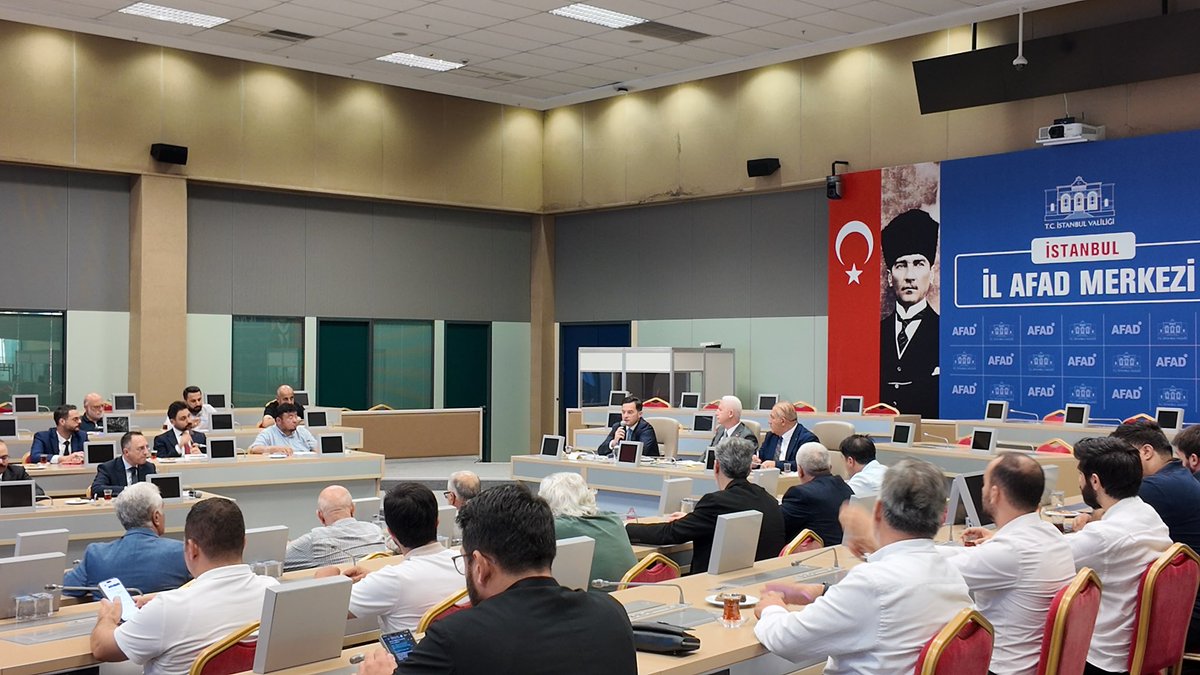 Gocidaresi's tweet photo. İstanbul Valiliği koordinasyonunda, İstanbul Valisi Sayın Davut Gül başkanlığında, 40 sivil toplum kuruluşunun katılımıyla “Sivil Toplum Kuruluşları Bilgilendirme Toplantısı” gerçekleştirildi.

Toplantıya, Göç İdaresi Başkanımız Sayın Muhammet Selami Yazıcı ile Uyum ve İletişim Genel Müdürümüz Sayın Ahmet Dalkıran da katıldı.

Program, İstanbul İl Göç İdaresi Müdürü Sayın Hüseyin Kemal İlday’ın güncel uygulamalara ilişkin sunumuyla başladı.

Toplantıda; göç yönetimi, gönüllü geri dönüş süreçleri, uluslararası koruma, uluslararası öğrenciler, ikamet işlemleri ve yabancılara sunulan hizmetler başta olmak üzere çeşitli konular ele alındı. Ayrıca, Başkanlığımız ile sivil toplum kuruluşları arasındaki iş birliğinin geliştirilmesine yönelik değerlendirmelerde bulunularak mevcut ihtiyaçlar ve öneriler istişare edildi.

@TC_icisleri
@TC_istanbul
@mselamiyazici