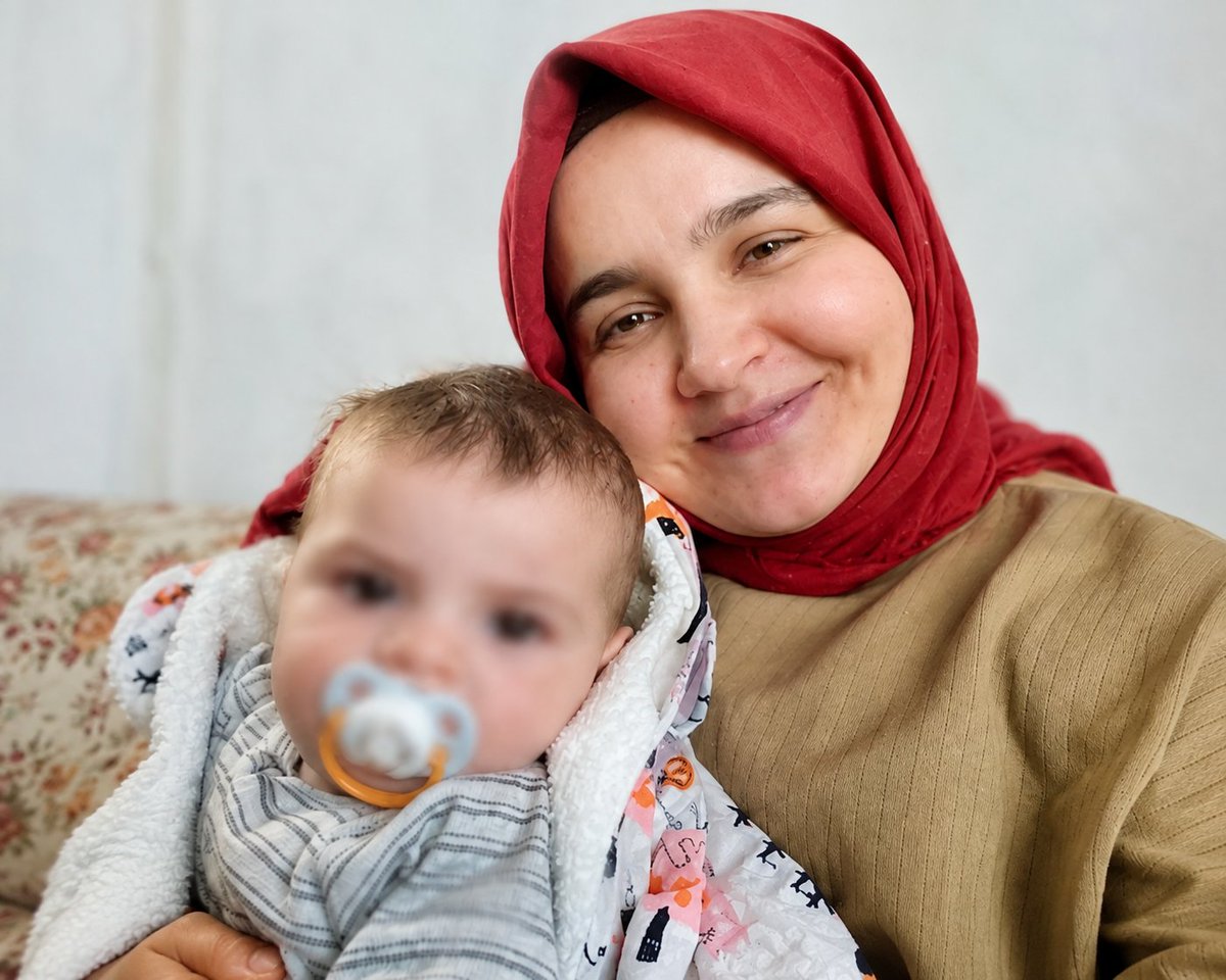 serkanasim81's tweet photo. Bir bebek için dünyanın en güvenli yeri annesinin kucağıdır. 
#EminHasta AnnesiHapiste https://t.co/7PI3SS6fyM