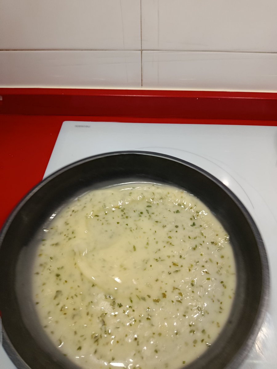 DelPozoMantecon's tweet photo. Entre @FerCabPal ,@DIVCreativo @EditorDemeter y, sobre todo, los medios de comunicación hablando del eclipse me ha dado la ansiedad y me he preparado la cena. Pero antes tengo que hacer un filtro solar.... https://t.co/8AYIByHFuN