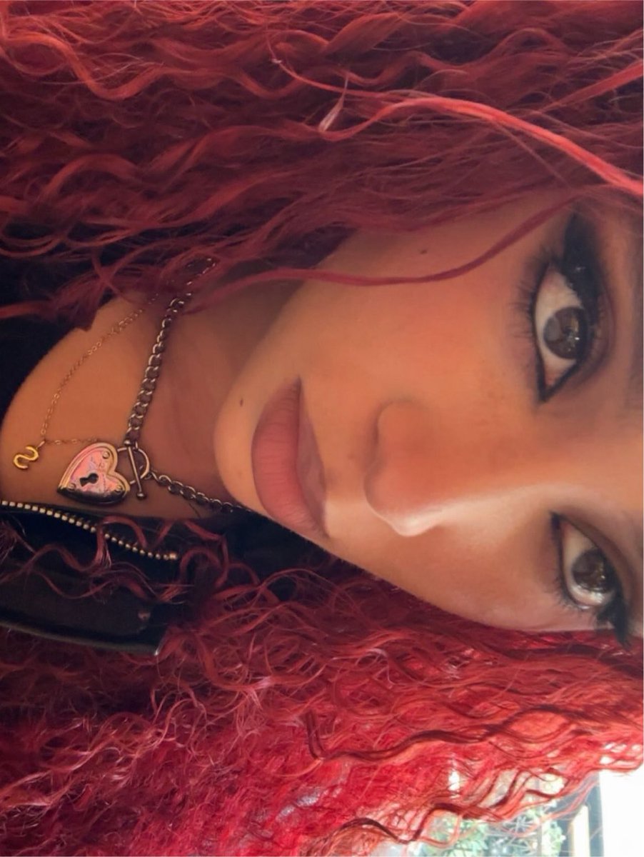 savthnker's tweet photo. i love the red hair on her so much https://t.co/alanwagBOj