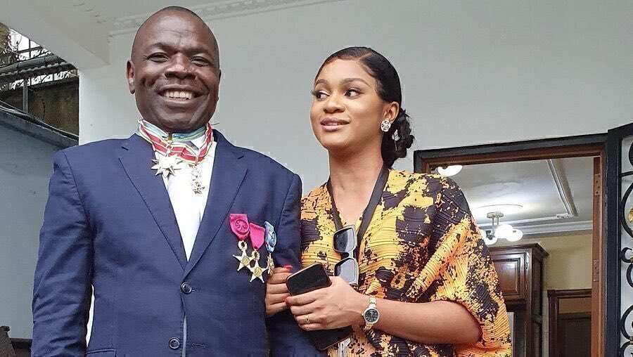 EsBi_Media's tweet photo. 🛑JUSTICE - AFFAIRE MARTINEZ ZOGO : « JE N’AVAIS PAS DE MANDAT DE PERQUISITION … » LE COLONEL OTOULOU S’EST EXPLIQUÉ SUR LA FOUILLE DU DOMICILE DE JEAN-PIERRE AMOUGOU BELINGA.

C’est l’un des moments les plus marquants de l’audience du 4 août 2026 dans le procès de l’affaire Martinez Zogo. Au fil d’une contre-interrogation minutieuse menée par les avocats de la défense, le 34e témoin, le colonel Jean-Pierre Otoulou, directeur des opérations de la commission mixte d’enquête, a reconnu devant le Tribunal qu’aucun mandat de perquisition n’avait été délivré avant la fouille du domicile de Jean-Pierre Amougou Belinga. Cette déclaration, obtenue sous les questions insistantes de Me Tchudjo, a immédiatement placé la régularité de cette opération au centre des débats. À la question de savoir s’il disposait d’un mandat de perquisition lorsqu’il s’est rendu au domicile de l’homme d’affaires, le colonel Otoulou n’a pas cherché à contourner la réponse. « Je n’avais pas de mandat de perquisition. Toutefois, lorsqu’on est amené à avoir des éléments pour la manifestation de la vérité, on peut procéder à une perquisition. 

Je rappelle que le Commissaire du Gouvernement était au courant de cette opération ». Quelques mots qui ont suffi à ouvrir une nouvelle séquence judiciaire, tant la défense s’est attachée à démontrer que plusieurs actes essentiels de la procédure auraient été accomplis en dehors des garanties normalement prévues par la loi. La stratégie des avocats est alors devenue évidente : interroger méthodiquement chaque étape ayant conduit à l’interpellation de Jean-Pierre Amougou Belinga afin d’en éprouver la solidité juridique. Le colonel Otoulou a ensuite confirmé que les enquêteurs avaient effectivement procédé à des saisies au domicile de l’accusé, sans toutefois détailler publiquement les objets récupérés. « Tout ce qu’on a pris a été remis à la commission », s’est-il limité à déclarer. Mais la défense ne s’est pas arrêtée là. À une autre question, le témoin a reconnu qu’aucun procès-verbal d’interpellation ou d’arrestation n’avait été établi au moment où Jean-Pierre Amougou Belinga a été appréhendé. 

Interrogé sur la notification de la garde à vue, il a expliqué que cette formalité n’était intervenue qu’après l’audition de l’intéressé par la commission mixte. Autant d’éléments qui ont alimenté les interrogations des avocats sur la chronologie des actes d’enquête. Les échanges se sont ensuite concentrés sur la présence massive des forces de sécurité autour de la résidence de Jean-Pierre Amougou Belinga le 3 février 2023. Là encore, le colonel Otoulou a pris ses distances. « Je n’ai donné l’ordre à personne d’encercler son domicile ». Pour autant, il a maintenu que les éléments recueillis au cours des investigations justifiaient pleinement l’interpellation de l’homme d’affaires. Selon lui, les indices disponibles à ce stade de l’enquête étaient suffisamment sérieux pour orienter les investigations vers Jean-Pierre Amougou Belinga.

#EsbiMedia
