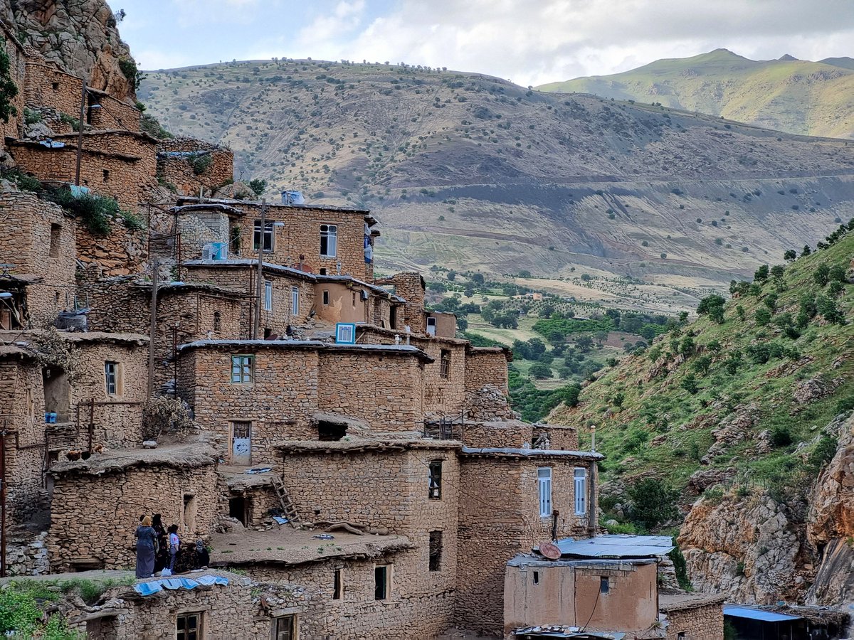 viivaacious's tweet photo. بسترم خاک و بالشم خاشاک
غمی نیست اگر کوهستان نمایان باشد

روستای پالنگان
کردستان
خرداد ۴۰۴ https://t.co/PxgmO8Mud1