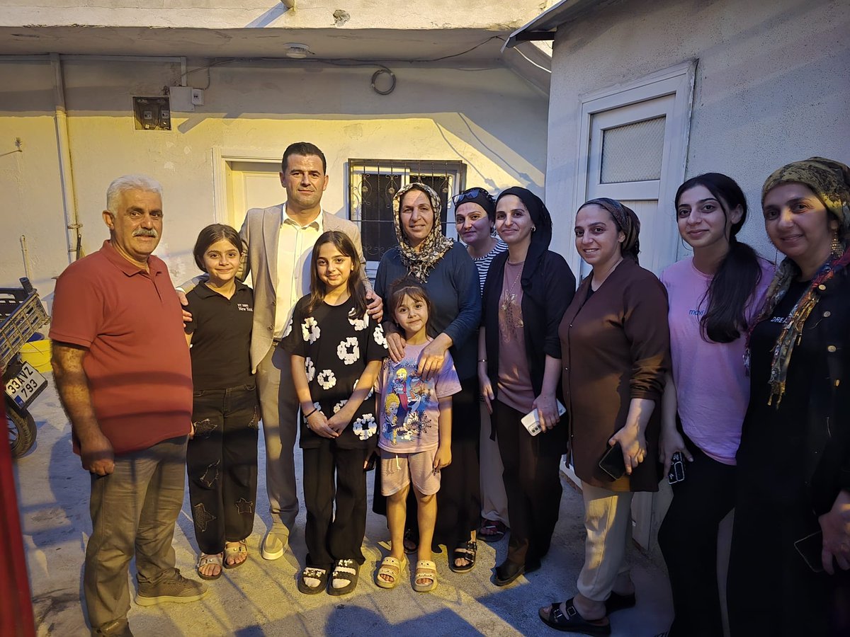 akdenizbld's tweet photo. Başkan Vekili Beşikci, Gündoğdu Mahallesi'nde Vatandaşlarla Buluştu

Akdeniz Kaymakamı ve Belediye Başkan Vekili Murat Beşikci, saha gezileri kapsamında Gündoğdu Mahallesi’ni ziyaret ederek mahalle sakinleri ve esnafla bir araya geldi.

Ziyaretine mahalle esnafına hayırlı işler dileyerek başlayan Beşikci, sokakta karşılaştığı vatandaşlarla da yakından ilgilendi. Esnafın ve mahalle halkının talep ile önerilerini yerinde dinleyen Beşikci, daha sonra mahalle kahvehanesinde düzenlenen toplantıya katıldı.

Kahvehanede vatandaşlarla çay içip sohbet eden Akdeniz Belediye Başkan Vekili Murat Beşikci, bölgede yürütülen ve planlanan hizmetlere dair bilgi vererek iletilen sorunların çözümü için ilgili birimlere gerekli talimatları verdi. Yerinden yönetim anlayışıyla hareket ettiklerini vurgulayan Beşikci, mahallelerin ihtiyaçlarını doğrudan vatandaşlardan dinlemeye devam edeceklerini belirtti.