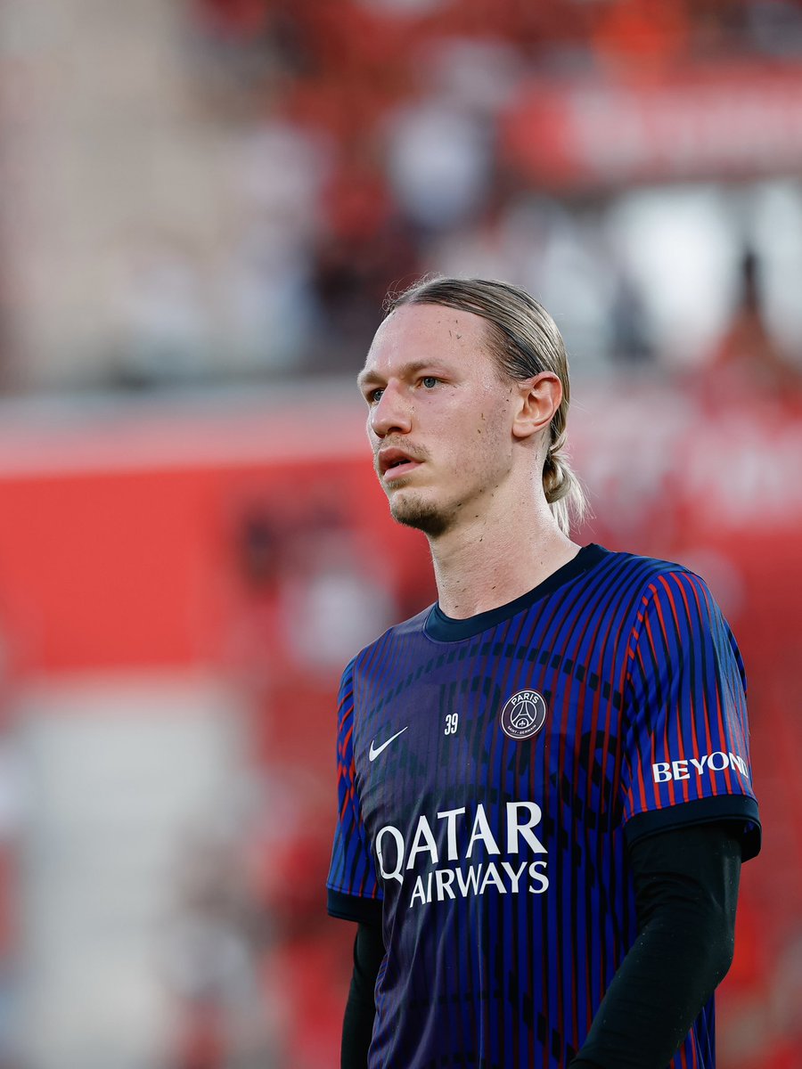 PSG_inside's tweet photo. Le coup d’envoi approche ! ⏳ https://t.co/eDWV0H7u4z