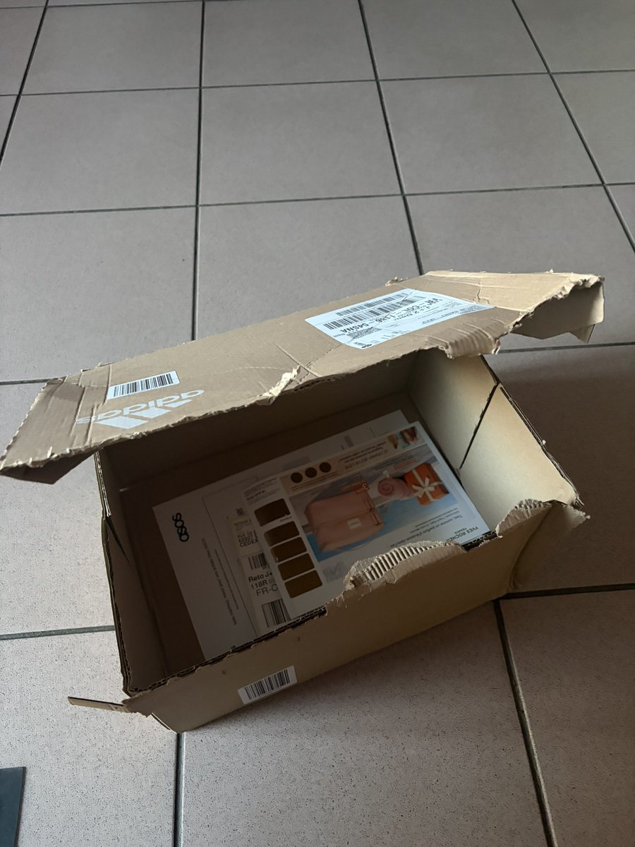 ROSEMAYSTM's tweet photo. @GroupeLaPoste @lisalaposte si vous voyez un collègue arriver en samba rouge et en jogging assorti demain au taff vous pouvez lui dire de me rendre le contenu de mon colis svp ? 
Sinon on fait quoi mnt ? 
Le SAV il se bouge le cul pour un remboursement ou c’est illusoire? 
#asos https://t.co/PHSeMJgtBu