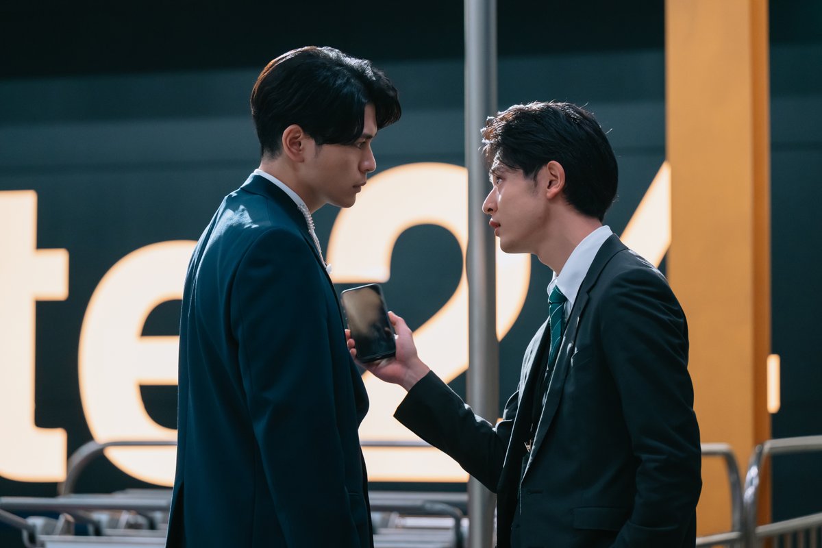 TVGweb's tweet photo. 「大空港～GATE24～」
第3話が今夜放送✈
危険動物が脱走＆誘拐疑惑が発生

早見（眞栄田郷敦）と万智（趣里）が
ダディ＆マミィに⁉️
誘拐された子どもを守り奔走

早見の同級生で
外務省の貴島（小林虎之介）が現れ…
早見が初めて下した決断とは💭💭

https://t.co/0uXSKzzBYb

#大空港 https://t.co/ZLGG1ERSKl