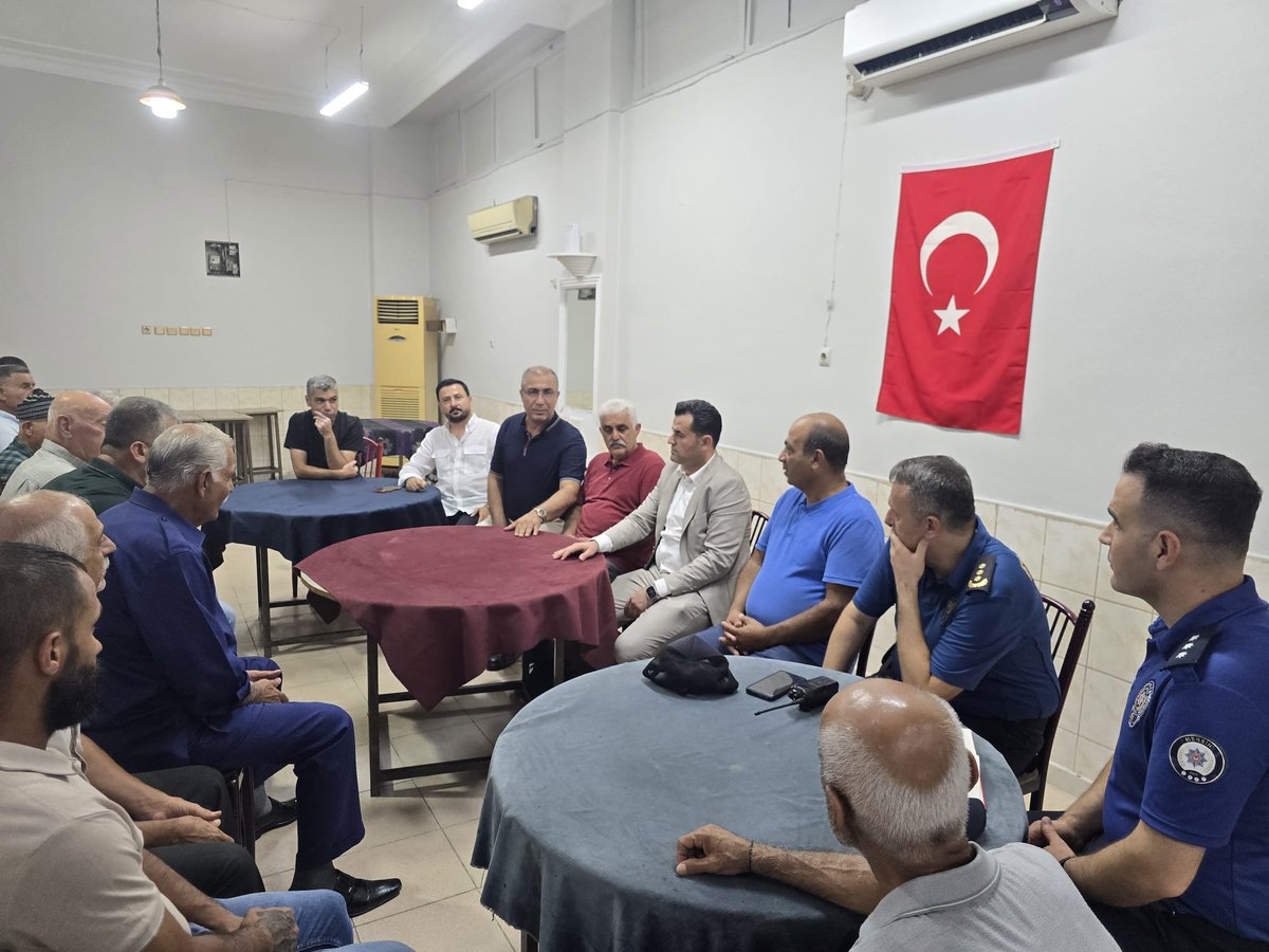 akdenizbld's tweet photo. Başkan Vekili Beşikci, Gündoğdu Mahallesi'nde Vatandaşlarla Buluştu

Akdeniz Kaymakamı ve Belediye Başkan Vekili Murat Beşikci, saha gezileri kapsamında Gündoğdu Mahallesi’ni ziyaret ederek mahalle sakinleri ve esnafla bir araya geldi.

Ziyaretine mahalle esnafına hayırlı işler dileyerek başlayan Beşikci, sokakta karşılaştığı vatandaşlarla da yakından ilgilendi. Esnafın ve mahalle halkının talep ile önerilerini yerinde dinleyen Beşikci, daha sonra mahalle kahvehanesinde düzenlenen toplantıya katıldı.

Kahvehanede vatandaşlarla çay içip sohbet eden Akdeniz Belediye Başkan Vekili Murat Beşikci, bölgede yürütülen ve planlanan hizmetlere dair bilgi vererek iletilen sorunların çözümü için ilgili birimlere gerekli talimatları verdi. Yerinden yönetim anlayışıyla hareket ettiklerini vurgulayan Beşikci, mahallelerin ihtiyaçlarını doğrudan vatandaşlardan dinlemeye devam edeceklerini belirtti.