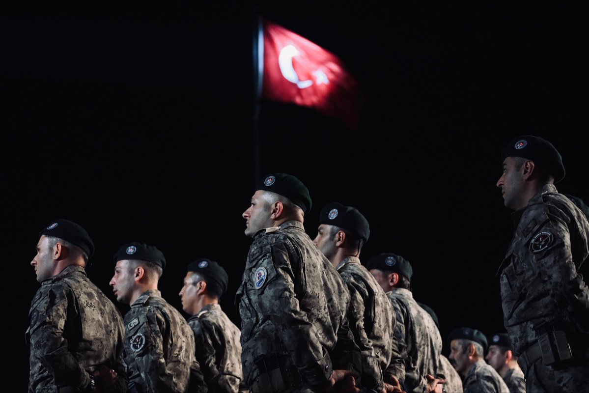 EmniyetGM's tweet photo. Ay yıldızlı al bayraktır sevdamız 🇹🇷

#PÖH https://t.co/vK5ISyXv95