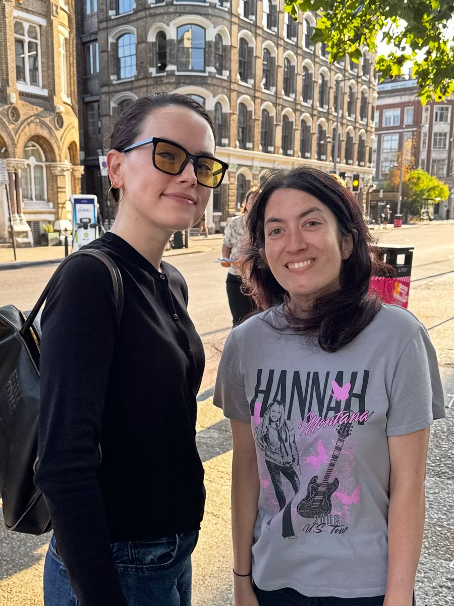 Scavenger_Jakku's tweet photo. Old/new Queen Daisy Ridley with a fan πππΌ #DaisyRidley https://t.co/uhvx79Etbo