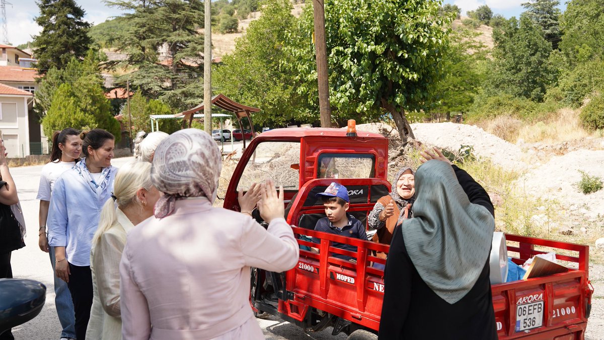 akkadinankara's tweet photo. 📍Kızılcahamam | Ciğirler 

İl Kadın Kolları Başkanımız Sn. @akgul_aysel , İl Başkan Yardımcılarımız ve Kızılcahamam İlçe Kadın Kolları Başkanımız Sn. Naime Gümüş ile birlikte; İnandığımız değerlerle, milletimizden aldığımız güçle ve birlik ruhuyla; 14 Ağustos’ta çeyrek asırlık kutlu yürüyüşümüzün gururunu ve coşkusunu hep birlikte yaşamak için Kızılcahamam Ciğirler Mahallemizde kıymetli hemşehrilerimizle bir araya gelerek 14 Ağustos programımızın davetlerini ulaştırdık.