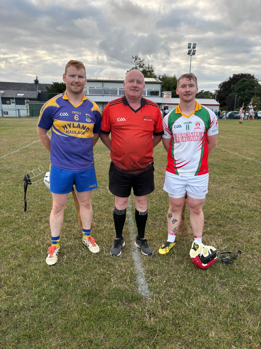 wicklowgaa's tweet photo. 📸 Captains Steven Coogan (Naomh Teagáin) and Paul Nolan (Emmet Carn An Bhua) with referee Pat Dunne before action got underway in Kiltegan this evening! 

#WicklowGAA #JuniorHurling #ClubChampionship #oneillselectrical https://t.co/C9f4vXQjTU
