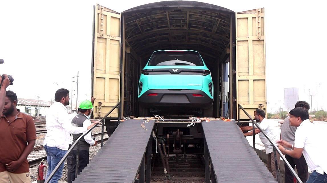 RailMinIndia's tweet photo. Cars on the Move by Rail! 🚆⚡

A consignment of 100 electric cars, transported in NMG (New Modified Goods) wagons, was flagged off from Tuticorin, Tamil Nadu, to Ballabgarh, Haryana—showcasing Indian Railways as the most reliable, efficient, and sustainable mode of automobile transportation.

#Hungry4Cargo