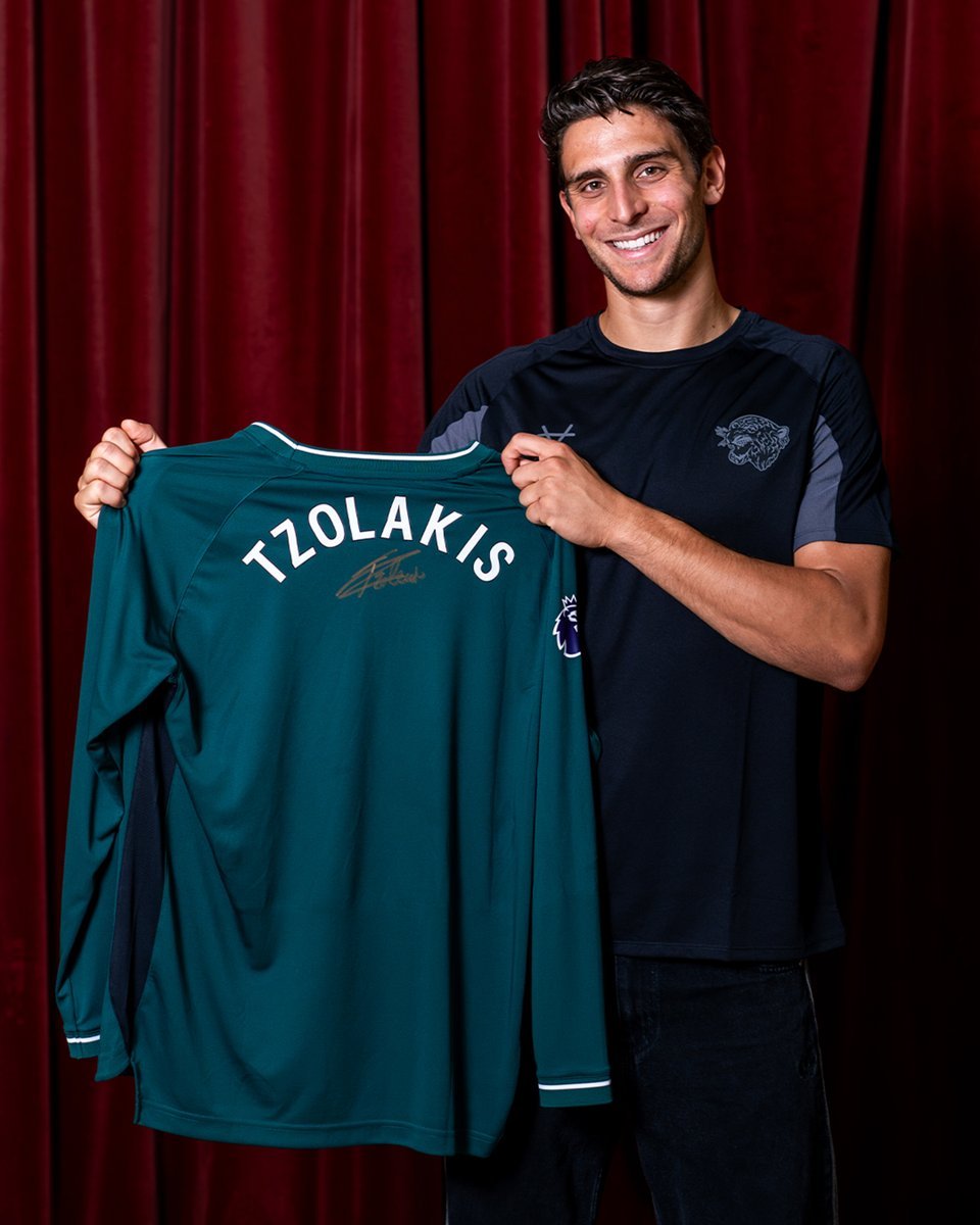 transferNews128's tweet photo. 🚨 BREAKING NEWS: Hull City have officially completed the club-record signing of Greek international goalkeeper Konstantinos Tzolakis from Olympiacos.

The 23-year-old shot-stopper arrives on a five-year deal in a transaction valued at £20 million plus additional performance-related add-ons.  

Tzolakis leaves Olympiacos after winning four league titles and the UEFA Conference League with the Greek giants.  

~~ @DeadlineDayLive ~~