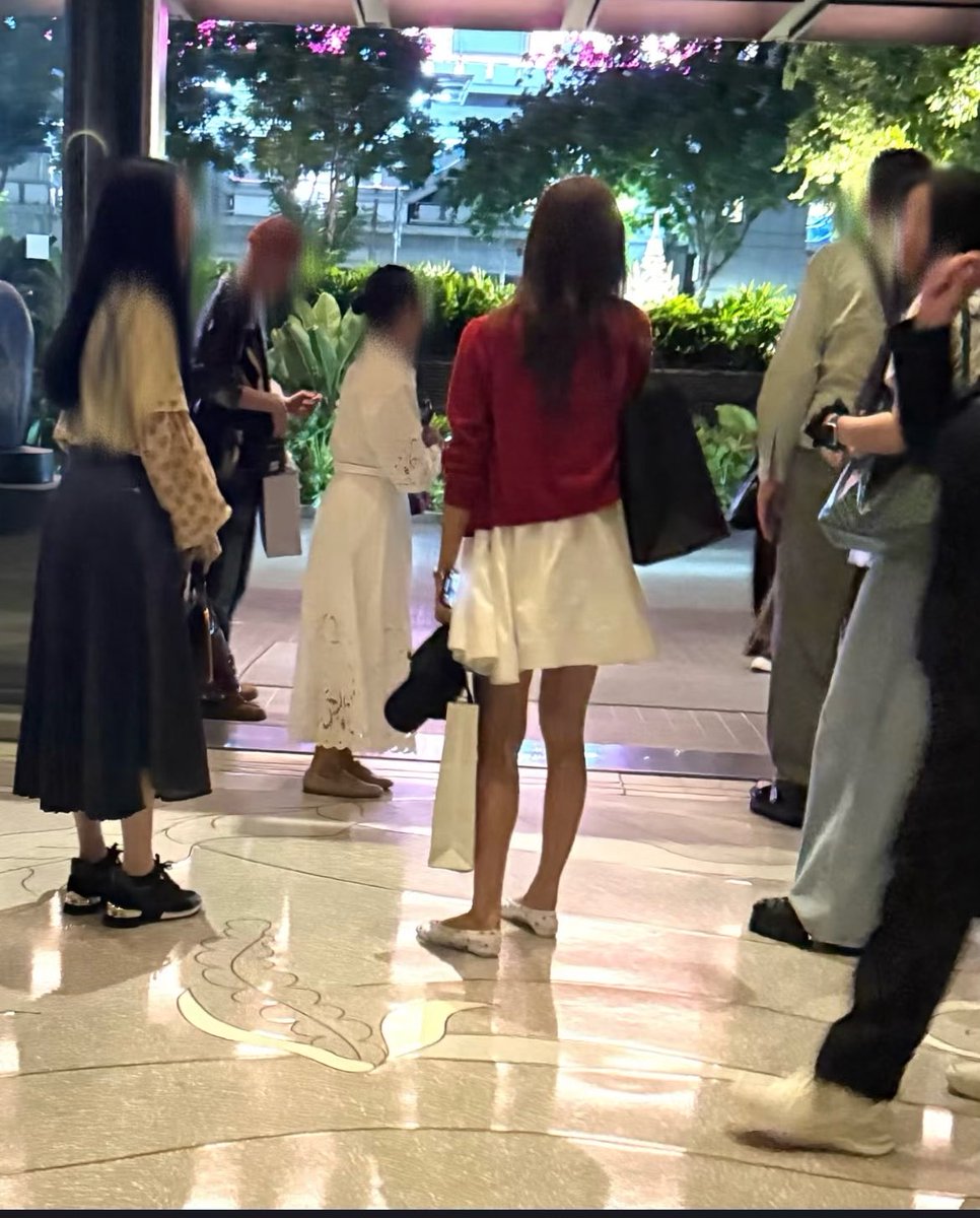 chaenghollie's tweet photo. #LISA with her mom and dad in Bangkok 

cto 
rednote user Akk https://t.co/Hzn3cOBonp