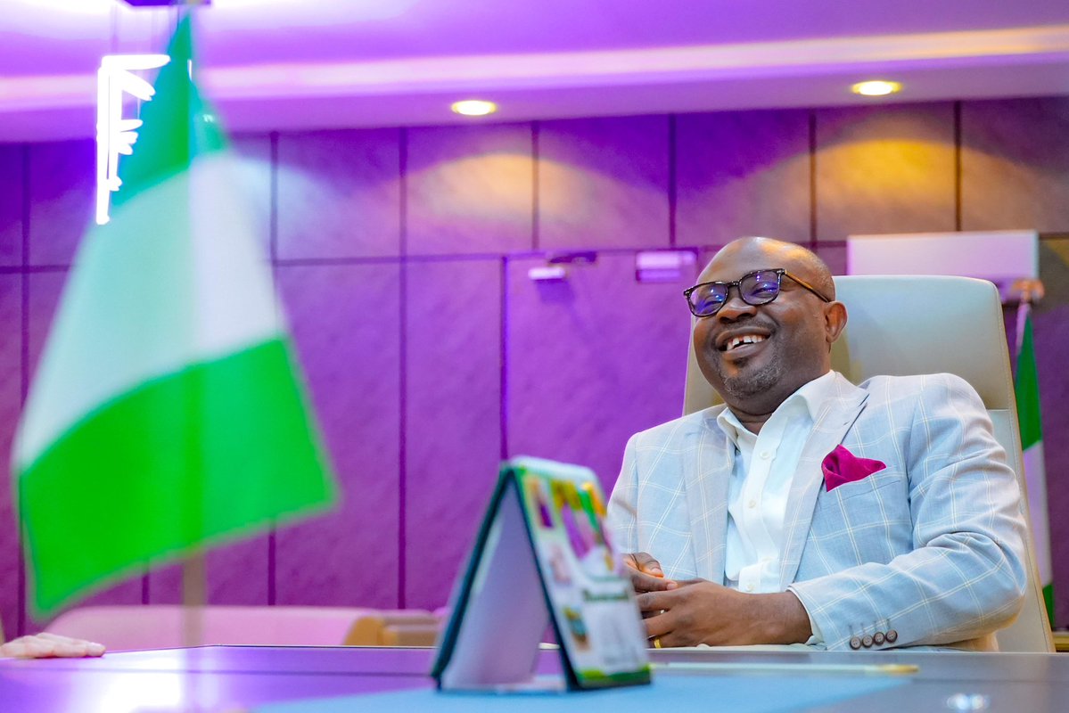 BTOofficial's tweet photo. I received the outgoing British High Commissioner to Nigeria, His Excellency, Dr Richard Montgomery CMG, in my office today.  

Asides being a diligent diplomat, Dr Montgomery remains a partner and a huge admirer of the reforms and innovation in the Ministry of Interior in the last three years.  

I am optimistic that his successor will further strengthen the relationship between the United Kingdom and Nigeria.