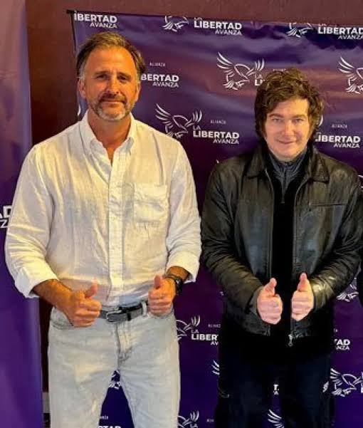 El_Prensero's tweet photo. 🚨 ACABA DE ESTALLAR UN ESCÁNDALO

El senador libertario Joaquín Benegas Lynch, figura cercana a Javier Milei, fundó Glocal Terra SRL, una firma dedicada al asesoramiento y gestión de venta de campos argentinos a inversores extranjeros. La revelación de esta sociedad, creada junto a su esposa en 2020, ha generado un fuerte escándalo y rechazo en el Senado en el marco del debate sobre la ley de extranjerización de tierras, avivando las sospechas de un interés comercial directo en el oficialismo.
YA TENÍAN TODO ARMADO PARA VENDER LAS TIERRAS Y LOS RECURSOS NATURALES, Y MILEI LO SABÍA.