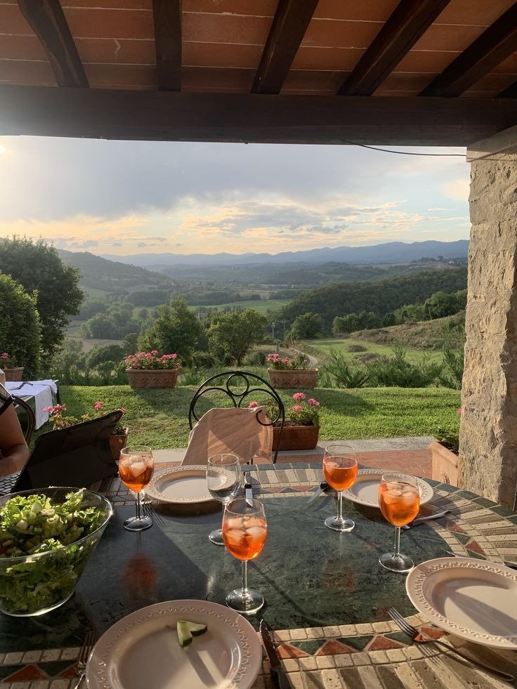 naturehealyou's tweet photo. golden hours in the Tuscany countryside https://t.co/UHA7lBDZe1