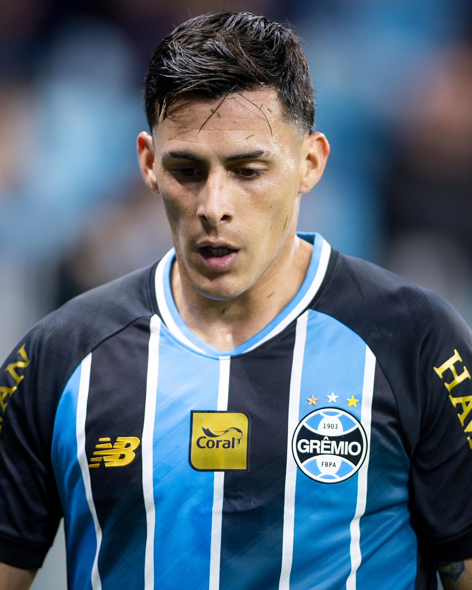 GremioInfo_'s tweet photo. 🚨 ATENÇÃO! Cristian Pavón deverá ser o escolhido para a vaga de Tetê no duelo contra o Mirassol, nesta noite. O argentino atuou no último treinamento como titular na posição. 

A equipe será a mesma escalada no duelo de ida, com Wallace entre os zagueiros e Diego Caito na lateral, entrando somente Pavón no ataque. 

🗞 @Kaliel_Dorneles
📸 Patrício de Freitas