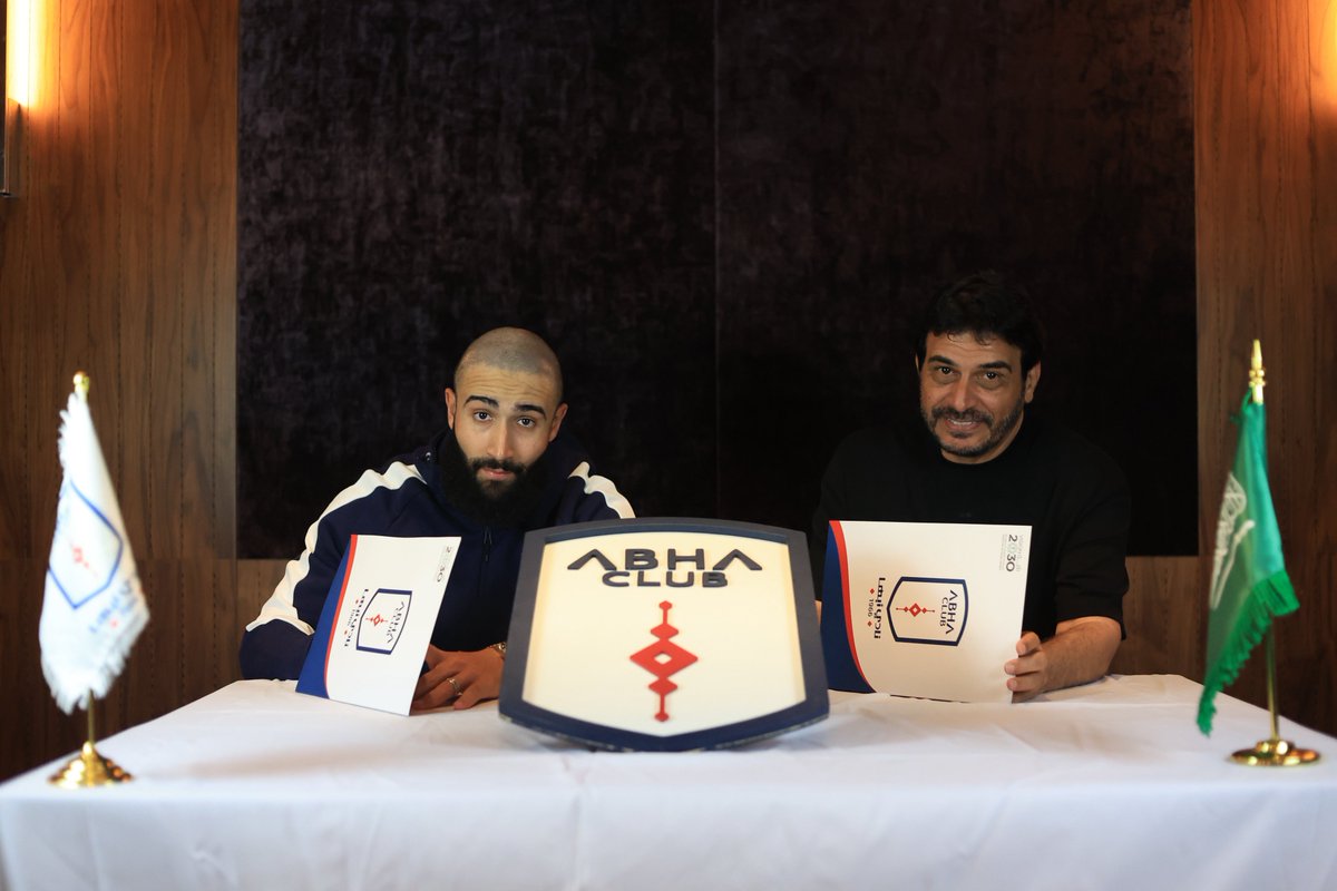 abhaFC's tweet photo. 📷| وقعت إدارة نادي أبها الرياضي مع صانـع الألعاب الفرنسـي "نبيـل فقيـر"؛ لتمثيل الفريـق الأول، في صفقـة انتقال حـر.

#صيفية_أبها | #نادي_أبها https://t.co/NS9Hgd3KDT