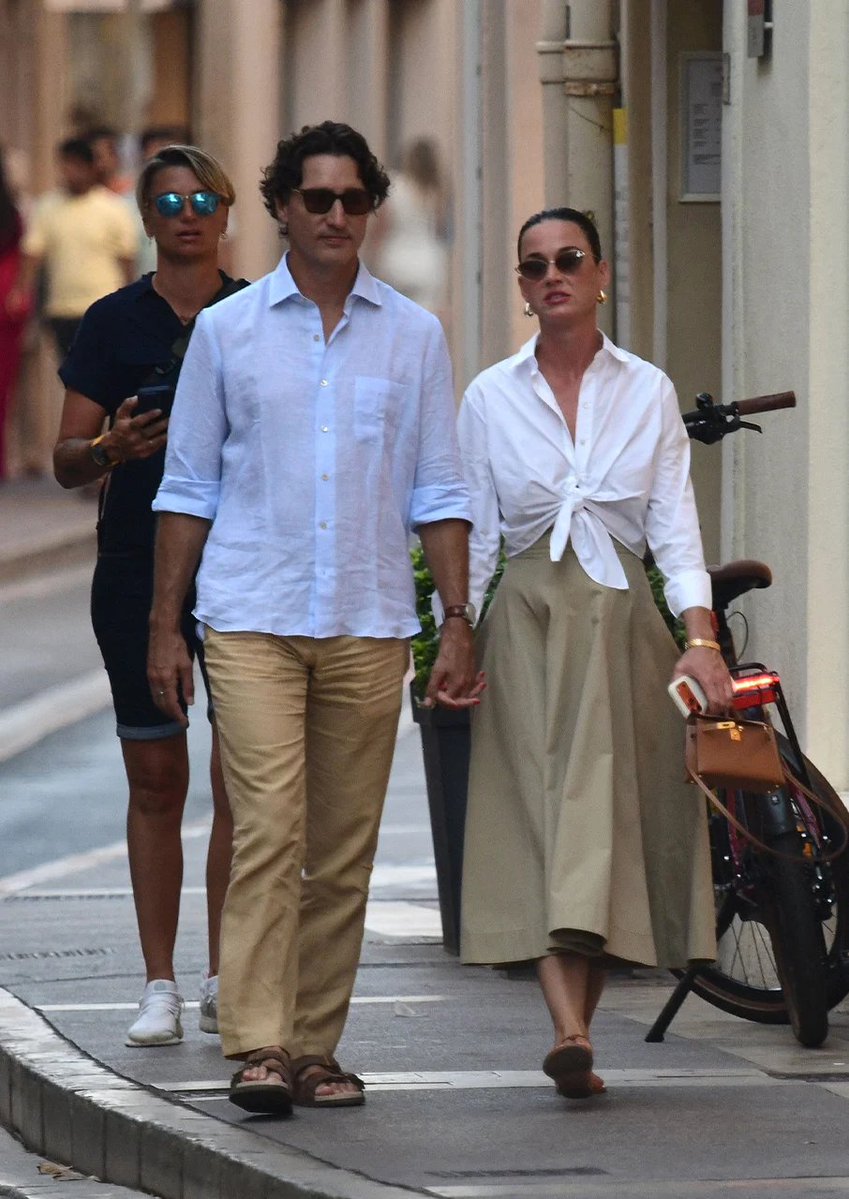 katydailybrasil's tweet photo. ELES COMBINANDO! Katy Perry e Justin Trudeau foram fotografados durante um passeio por St. Tropez. https://t.co/rfDsyZSOdT