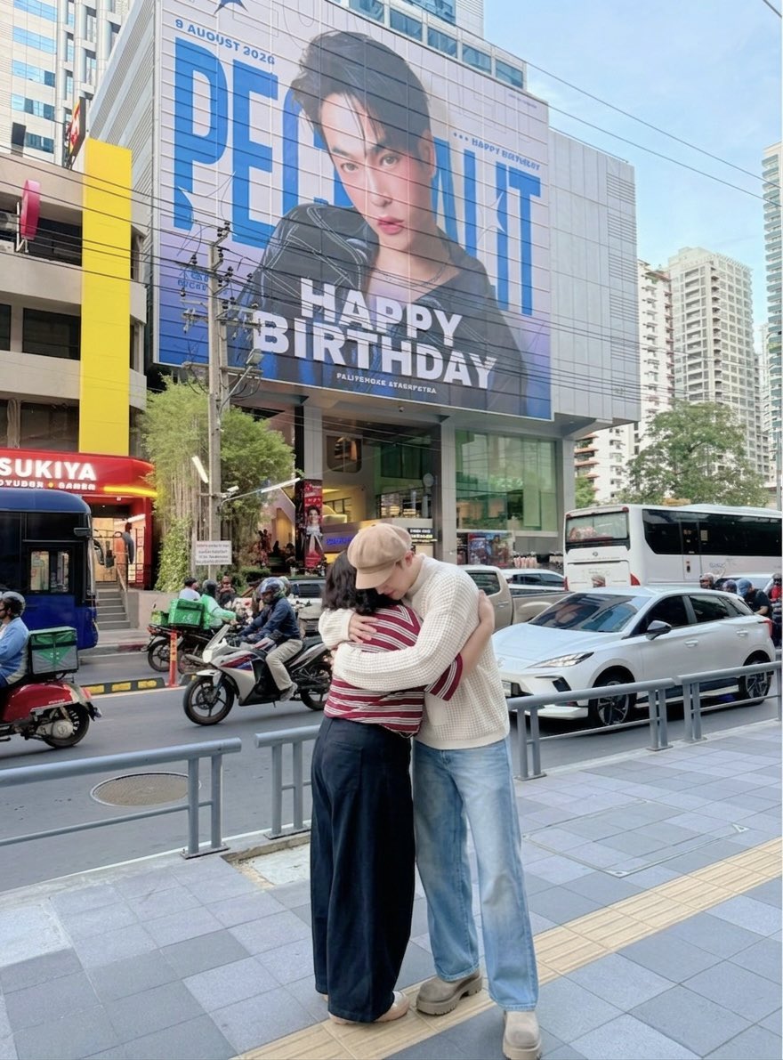 NuchNuea_PFC's tweet photo. 🔴ถึงไม่มีคลิปหรือรูปภาพแต่อยากจะเล่าโมเมนต์ให้ฟัง

✨พอถ่ายรูปคู่เสร็จ หันไปมองหน้าเฮีย แล้วบอกว่า “ขอบคุณค่ะ คิดถึงนะคะ” แล้วเฮียก็กางมือทั้ง 2 ข้างออกมา นุชเงยหน้ามองหน้าเฮีย ใบหน้าเฮียใต้หมวกใบนั้น ท่าทางใจดีมาก หน้ายิ้มแบบละมุน ตาหยีๆ หน้าเรียว ขาวใส เมคอัพนิดๆ แก้มส้ม ปากแดง  หล่อมาก!!

🙂‍↕️สูบหายใจตั้งสติๆๆๆๆจดใจทุกอย่าง กอดครั้งแรกเลยนะ จำไว้ (ความฝันอีกหนึ่งอย่างของเรา) เข้าไปสวมกอดเฮีย แบบแน่นๆกอดจริงๆหน้าซบที่อก กอดอบอุ่นมาก หัวใจเกือบหยุดเต้น ขนาดตอนพิมพ์ยังใจเต้นแรงเลย แม้จะเจอกันใกล้ๆหลายครั้งแต่ก็ยังไม่มีสติและใจเต้นแรงทุกครั้ง

❤️จากที่เห็นด้วยตาเนื้อจริงใกล้ๆเฮียสดใส ร่าเริง ตาใสเป็นประกายวิบวับ และมีความสุขกับโปรเจกต์นี้มากๆและคงคิดถึงนุชๆทุกคนมากๆด้วย ตอนนั้นหน้าตาเฮียดูดีใจมีความสุขที่ได้เห็นโปรเจกต์และเจอนุช ไม่ได้คิดไปเองนะคะ ให้ สมน เป็นพยาน เพราะคิดเหมือนกัน

📌ปล.นุชอย่าว่าเราน๊า แค่อยากมีรูปตอนกอดกับเฮีย มีแต่รูปคู่ เรื่องเกิดจากพอถ่ายคู่เสร็จ สมน เปลี่ยนโหมดเป็นวีดีโอแต่ไม่กดอัดปุ่มแดง  พอจะกดหยุดตอนเฮียเรียก สมน ไปถ่ายรูป กดหยุด แต่จริงๆคือ กดอัด จร้า กลับมาเช็คดู เศร้าเลย เสียดายไม่มีคลิปตอนกอด มีแต่คลิปตอนกอดเสร็จ ทั้งบ่นทั้งนอยด์ใส่ แต่ก็แป็บเดียวเพราะมีความสุขมากกว่า ใจฟูสุดๆ รักเฮียมากและตลอดไป

✍🏻 พิมพ์ตอนอยู่รถ กำลังเดินทางกลับลำปาง ขอบคุณทุกคอมเมนต์นะคะ เยอะมาก เพิ่งว่างขอเวลานั่งอ่านก่อนนะคะ

#เป๊กผลิตโชค #PeckPaLitChoke