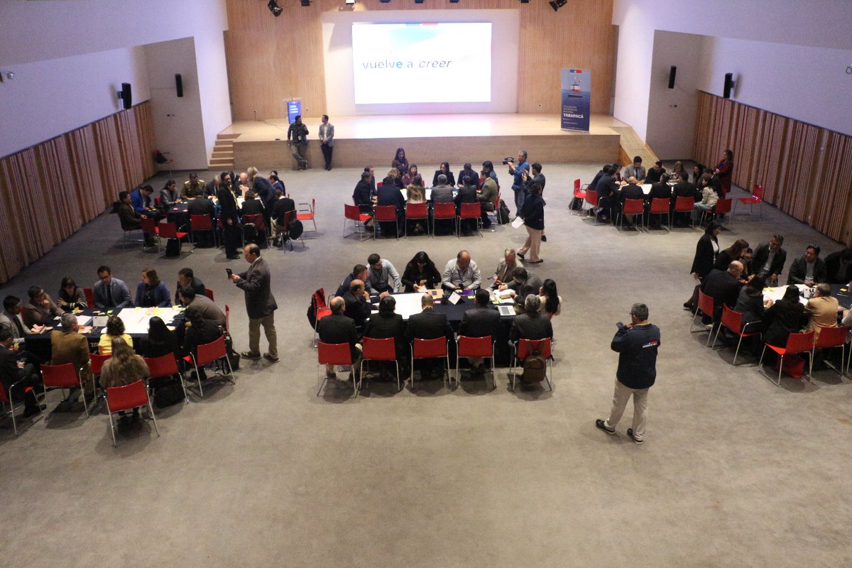 DPRTarapaca's tweet photo. La Delegada Presidencial Adriana Tapia lidera los Diálogos Regionales junto a @Min_Hacienda y el @labgobcl en el Salón Raúl Cámara de ZOFRI.
Público, privado y academia unidos para construir la Agenda de Transformación del Estado 2026-2030 desde las regiones. https://t.co/Saaw2SF0xs