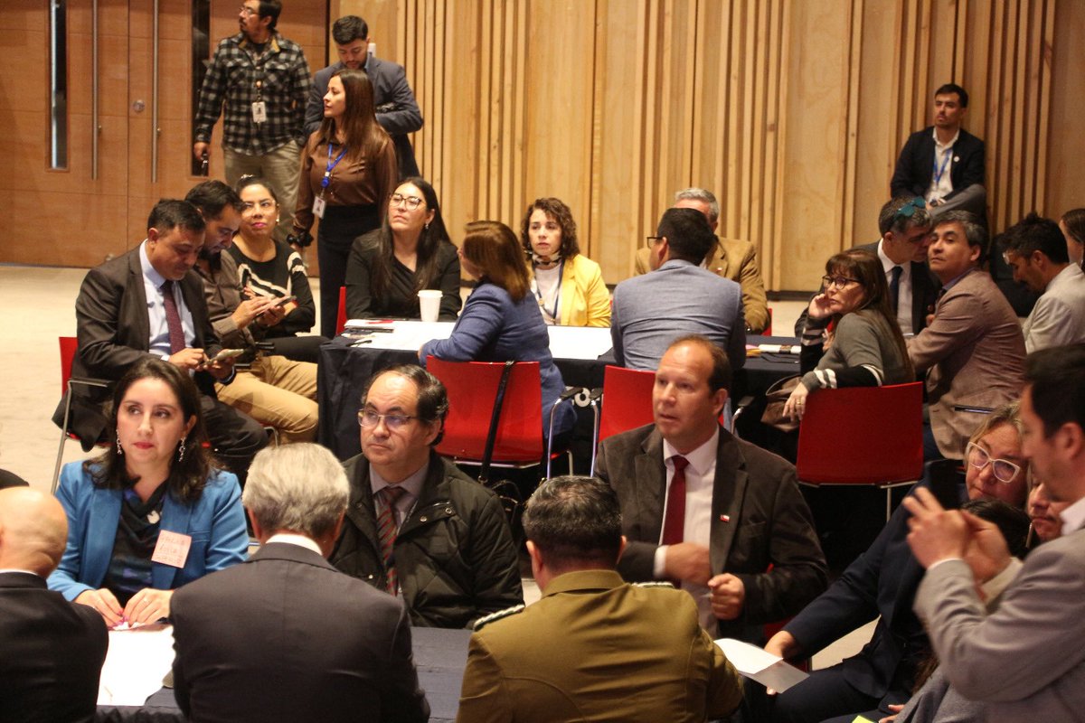 DPRTarapaca's tweet photo. La Delegada Presidencial Adriana Tapia lidera los Diálogos Regionales junto a @Min_Hacienda y el @labgobcl en el Salón Raúl Cámara de ZOFRI.
Público, privado y academia unidos para construir la Agenda de Transformación del Estado 2026-2030 desde las regiones. https://t.co/Saaw2SF0xs