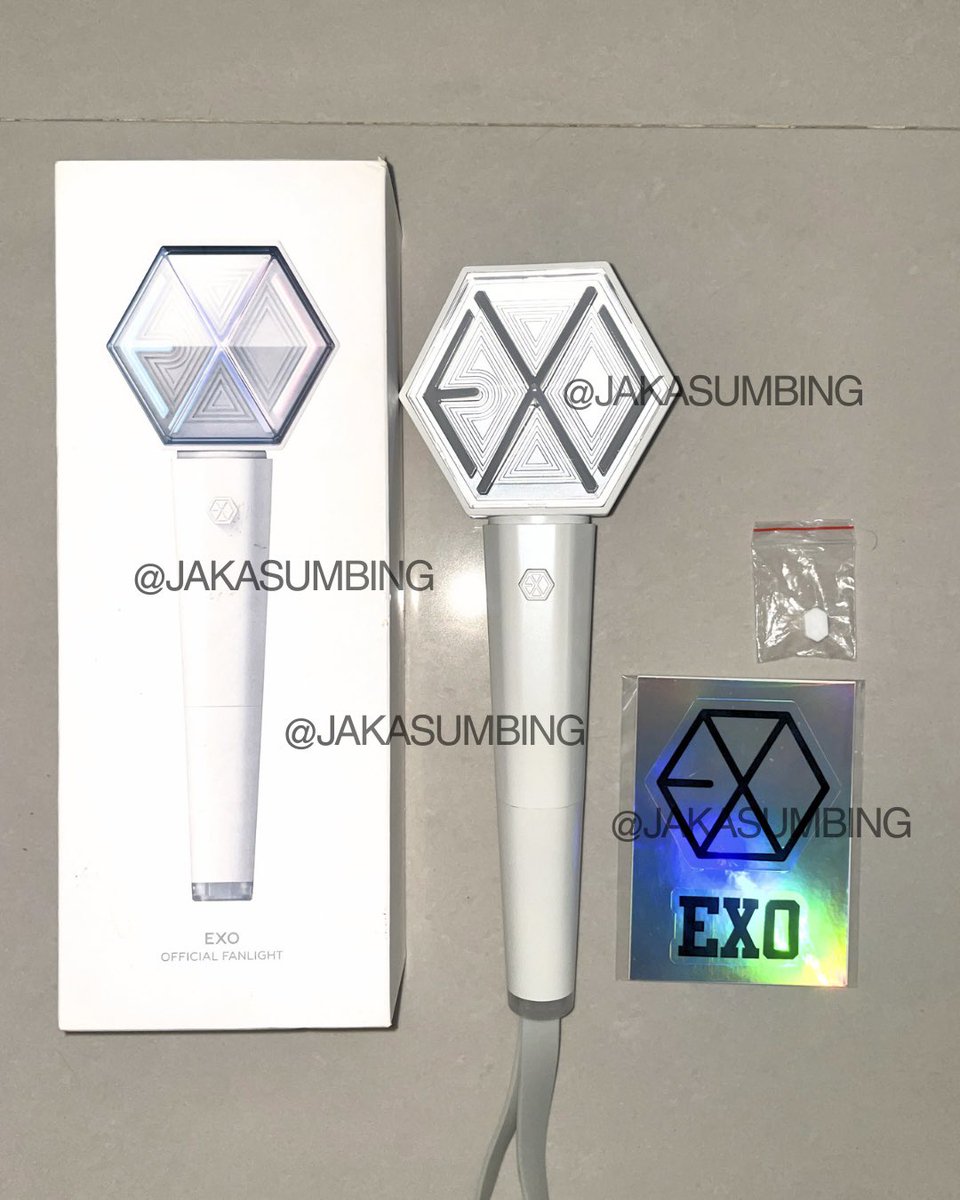 JAKASUMBING's tweet photo. wts official eribong exo lightstick ls ver 3

💸 600k 
🏠 dom jakarta, ina
🧺 kelengkapan lightstick, strap, box, sticker dan xtra silicone exo (connect wyth) 
⚠️ ada scratched bagian penutup clearnya

bisa pairing dengan exo photocard 🤍 negotiable (dulu beli di @ allaboutmerch) https://t.co/wqqwm6bREF