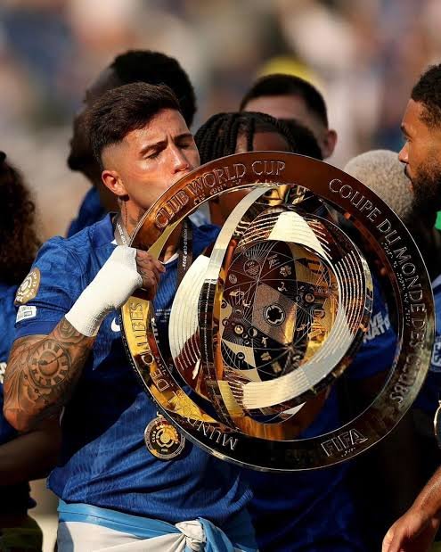 blake_cfc's tweet photo. 🚨 𝗗𝗜𝗗 𝗬𝗢𝗨 𝗞𝗡𝗢𝗪? 🚨

Enzo Fernández is the only player in history to win both the FIFA World Cup and the FIFA Club World Cup. 🤯🏆 https://t.co/qMwO37TWVO
