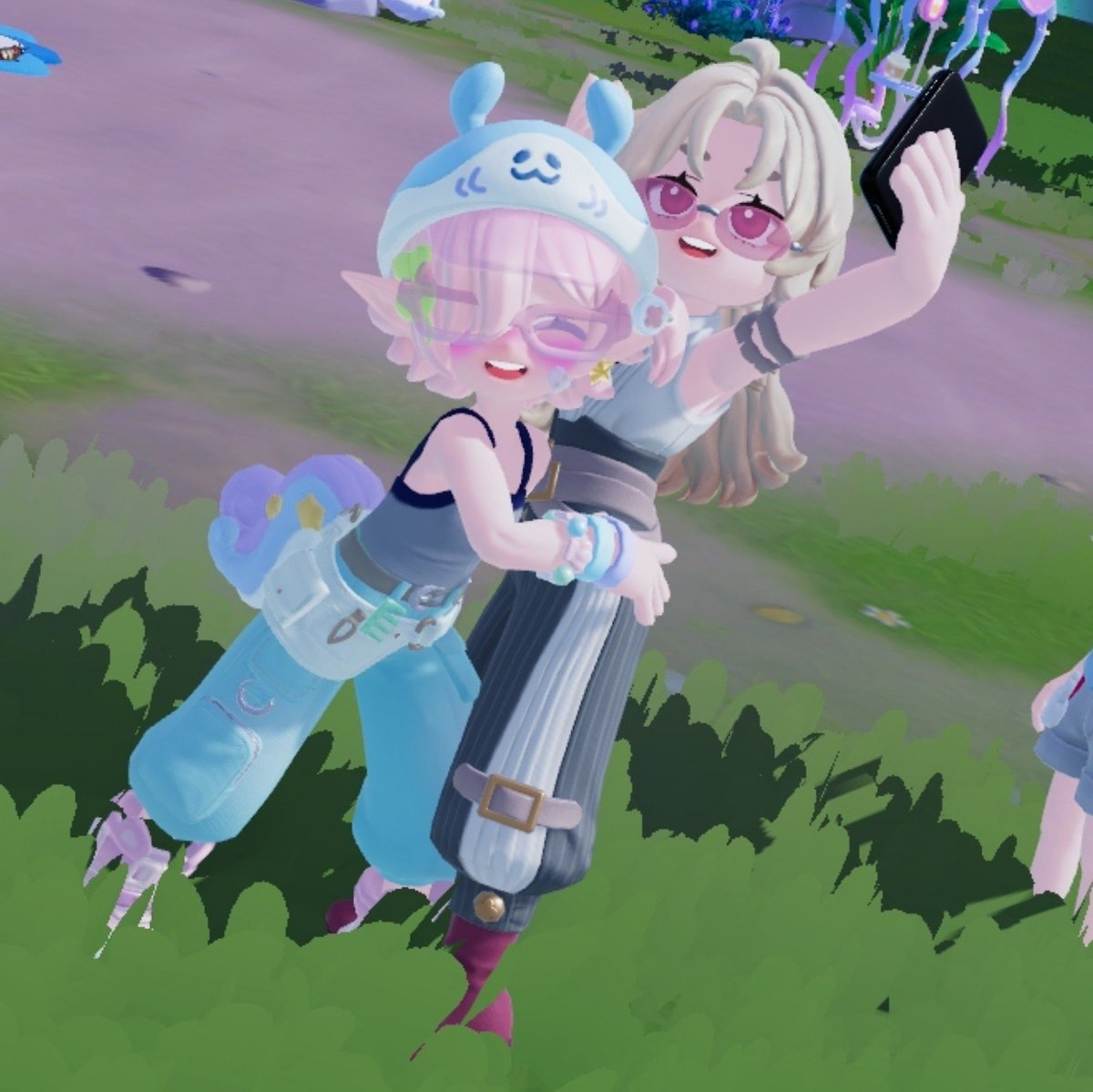 VAMPO_exe's tweet photo. このギューしてるみたいなエモ可愛すぎていろんな人達に抱きついてた。
ボブおじに抱きついてたら野良に拍手されて笑われた。 https://t.co/6w5XyxFck7