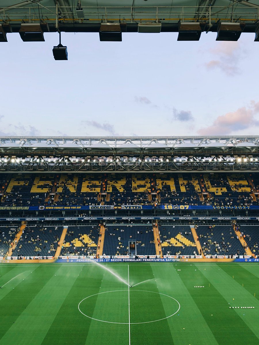 Devamgetir's tweet photo. Bişey fark ettiniz mi bilmiyorum ama Karşı tribündeki FENERBAHÇE yazısı ortalı yazılmamış.Buda demek oluyor ki stadyumun yukarıya doğru büyümesini hesaplayarak yazıyı yazmışlar.Aşağıdaki boşluk kadar , yukarıda da boşluk olacağını düşünün.Müthiş bir şey geliyor Müthiş. https://t.co/K5fZQihvsu