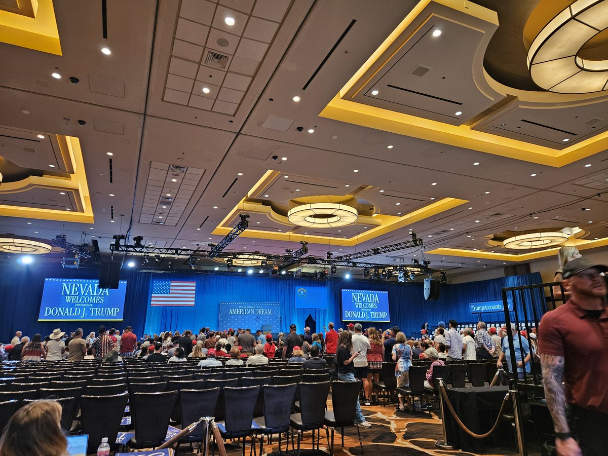 rickytwrites's tweet photo. .@POTUS Trump will speak from this ballroom at Red Rock Resort in Las Vegas this afternoon. He will promote his admin's tax policies, per the White House #rjnow https://t.co/YmPl3QiRxu