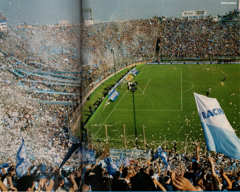 Goles_Match's tweet photo. 🏟️ Estadio Tomás Adolfo Ducó

Recibimiento a Racing en 2001 frente a Banfield

#Racing  #FútbolArgentino  #Recibimientos  #ElGráfico https://t.co/19CQWeQ19S