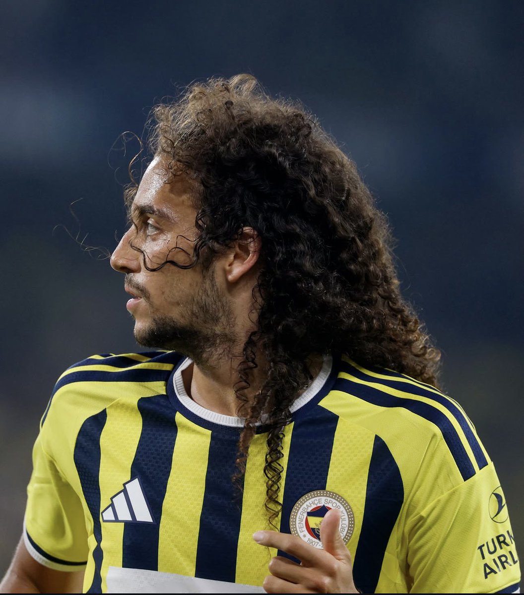 BerkBekgoz's tweet photo. 4-3-3’ün üç iç orta sahasının ilk yarıda verdiği mesaj oldukça netti.

İçe kat ederek oynayan Asensio, 1 asistinin yanı sıra 3 anahtar pas üretti. Rakip yarı sahada 15 pasın 12’sinde isabet sağlarken, girdiği 3 ikili mücadelenin 2’sini kazandı. Kante ise tam anlamıyla denge unsuruydu; 6 kez top geri kazandı ve ileriye oynadığı paslarda %88 isabet yakaladı. Guendouzi ise iki yönlü oyunun en güçlü örneklerinden birini sergiledi. Girdiği 4 ikili mücadelenin tamamını kazanırken, 173.3 metre topla mesafe kat etti, 3/3 başarılı dripling yaptı ve üçüncü bölgeye gönderdiği 18 pasın tamamında isabet sağladı.

Bu tablo, 4-3-3’ün merkezindeki üçlünün hem oyun kurulumunda hem de savunma geçişlerinde takıma büyük dinamizm katabileceğini gösteriyor. Daha da önemlisi, Kante ve Asensio fiziksel olarak henüz tam seviyelerine ulaşmış görünmüyor. Performanslarının yaklaşık %50-60 bandında olduğu düşünüldüğünde, ritimlerini bulduklarında bu orta saha üçlüsünün çok daha yüksek bir seviyeye çıkma potansiyeli var.
