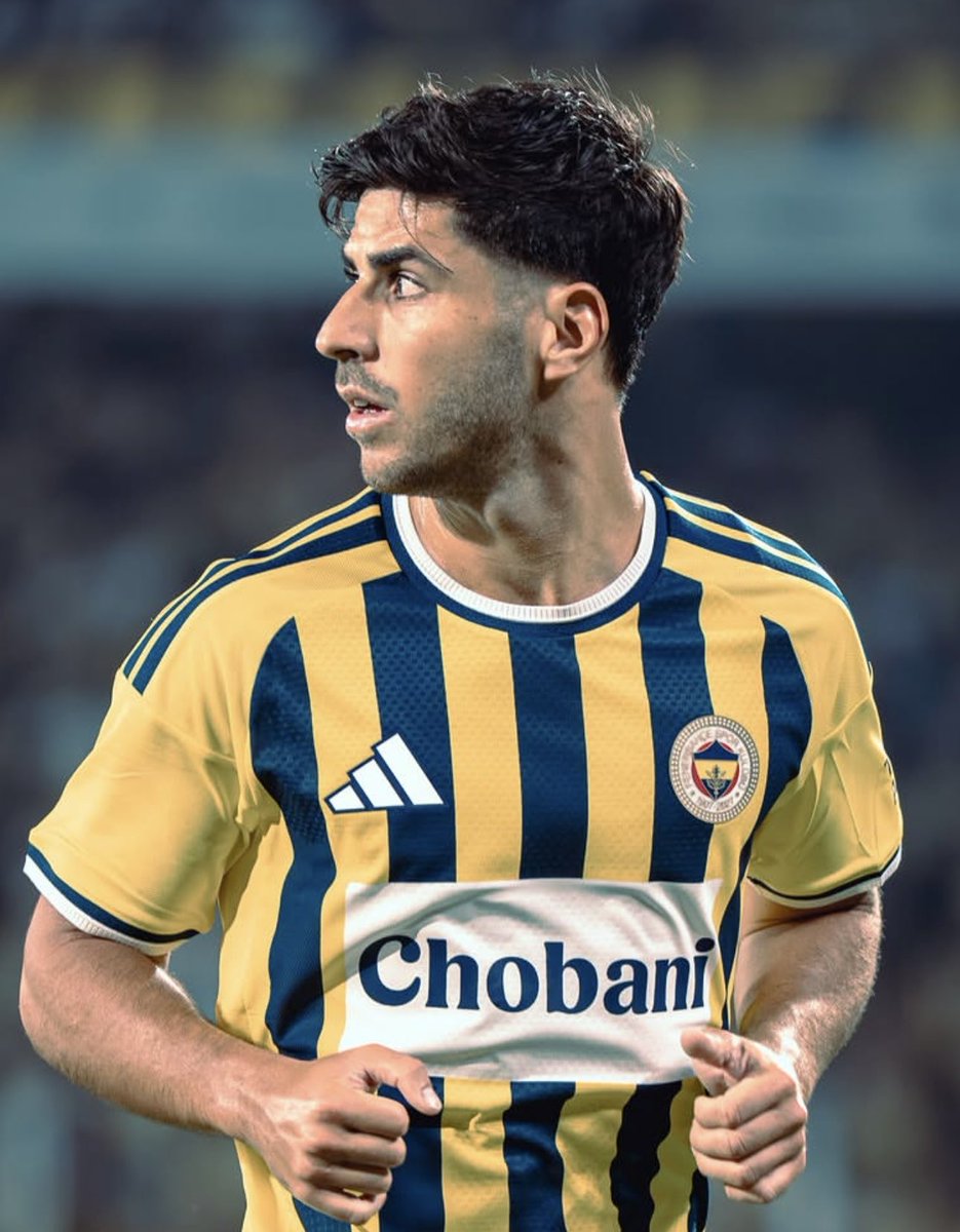 BerkBekgoz's tweet photo. 4-3-3’ün üç iç orta sahasının ilk yarıda verdiği mesaj oldukça netti.

İçe kat ederek oynayan Asensio, 1 asistinin yanı sıra 3 anahtar pas üretti. Rakip yarı sahada 15 pasın 12’sinde isabet sağlarken, girdiği 3 ikili mücadelenin 2’sini kazandı. Kante ise tam anlamıyla denge unsuruydu; 6 kez top geri kazandı ve ileriye oynadığı paslarda %88 isabet yakaladı. Guendouzi ise iki yönlü oyunun en güçlü örneklerinden birini sergiledi. Girdiği 4 ikili mücadelenin tamamını kazanırken, 173.3 metre topla mesafe kat etti, 3/3 başarılı dripling yaptı ve üçüncü bölgeye gönderdiği 18 pasın tamamında isabet sağladı.

Bu tablo, 4-3-3’ün merkezindeki üçlünün hem oyun kurulumunda hem de savunma geçişlerinde takıma büyük dinamizm katabileceğini gösteriyor. Daha da önemlisi, Kante ve Asensio fiziksel olarak henüz tam seviyelerine ulaşmış görünmüyor. Performanslarının yaklaşık %50-60 bandında olduğu düşünüldüğünde, ritimlerini bulduklarında bu orta saha üçlüsünün çok daha yüksek bir seviyeye çıkma potansiyeli var.