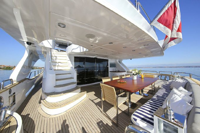 OlaviMauri's tweet photo. BEAUTIFUL  ITALIAN EVGENIN  BOAT TERACHE AND   ,DINNER TIME RIVIERA D https://t.co/Xa5hhUGEOX