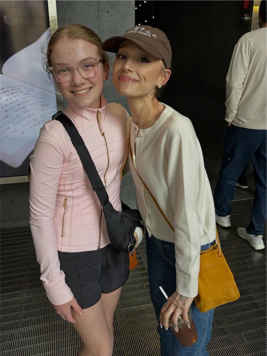 barbie_context's tweet photo. Ariana Grande fue vista recientemente con un fan en Montreal, Canadá. 🇨🇦 https://t.co/LAbEhDEdjU