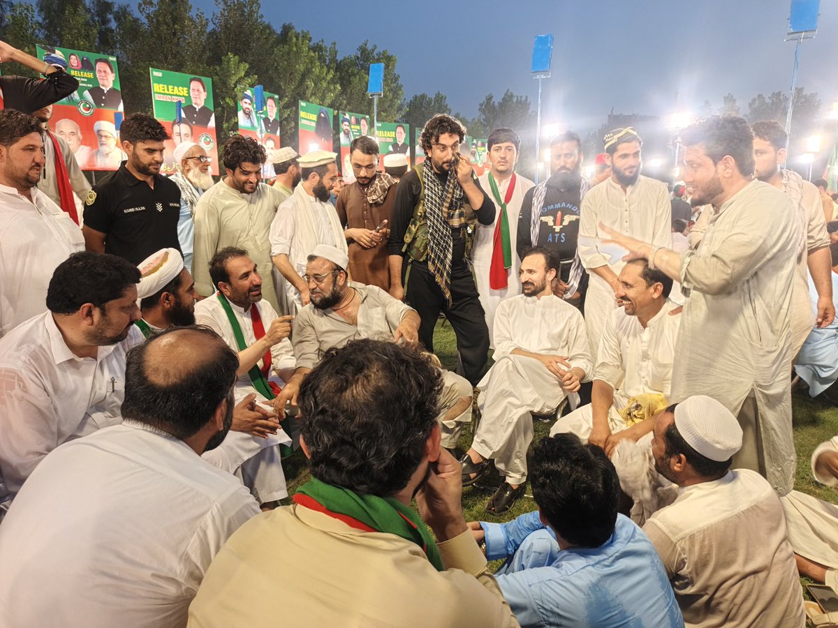 Drisrarsafi's tweet photo. پارٹی ورکرز کے ہمراہ جلسہ گاہ میں موجود۔۔
#پشاور_جلسہ https://t.co/GNZu76OrGl
