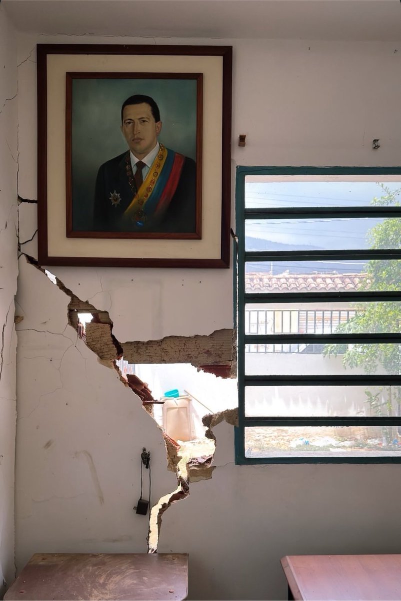 NANANROJA's tweet photo. Dime que sigues vivo, 
Sin decir que sigues vivo.. https://t.co/TDdpqnjQeT