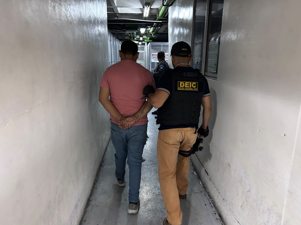 PNCdeGuatemala's tweet photo. Investigadores de la #DEIC y #MP realizaron allanamientos en seguimiento a hechos contra la vida, en uno de ellos, en la aldea Chichimecas, zona 3 de Villa Canales, fue capturado Cristian “N”, de 28 años, requerido por un juzgado de Guatemala, por el delito de asesinato https://t.co/ot8jKPEf7U