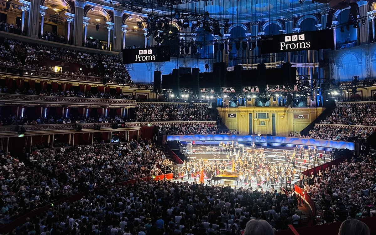 classicjacko's tweet photo. Another sold-out night at the @bbcproms, this time courtesy of @the_halle and @kahchun_music. A blisteringly good Rachmaninov Second Symphony, and a delightful Proms debut from @alexdariescu. Now, time for a quick turnaround before 5,000 people join us for Graceland at 10.15pm. https://t.co/EX5LMbBNFG