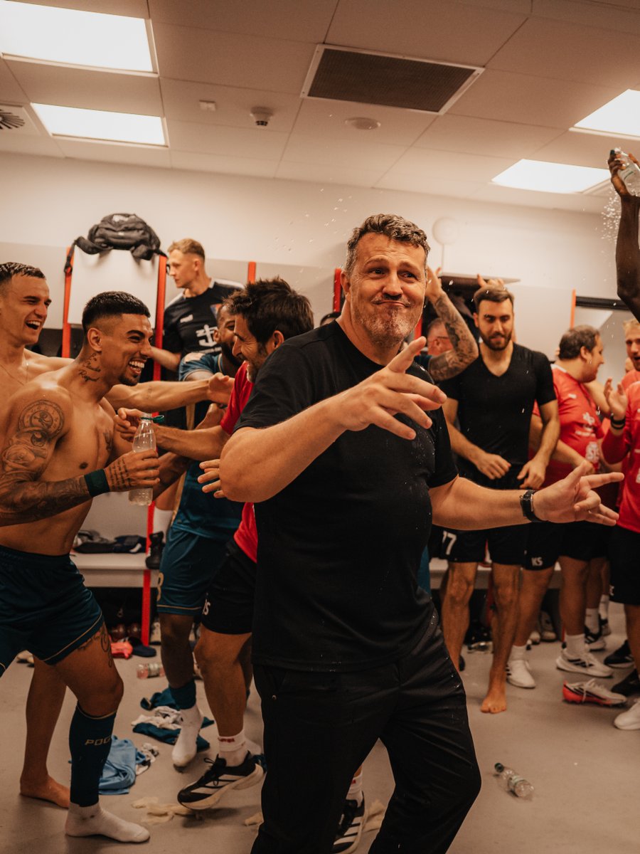 PogonSzczecin's tweet photo. Wyjazdowy debiut trenera Oscara Garcii! ✅😎
#CRAPOG https://t.co/x8y5NvVz2C