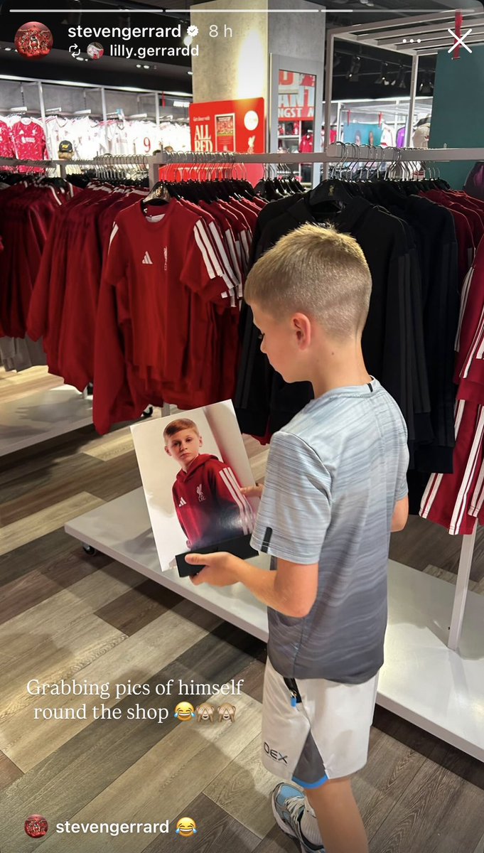 estoesanfield_'s tweet photo. ❤️ Lio Gerrard viendo que es el modelo del Liverpool.

El orgullo de papá 🥰 https://t.co/Ut0sFtngpR